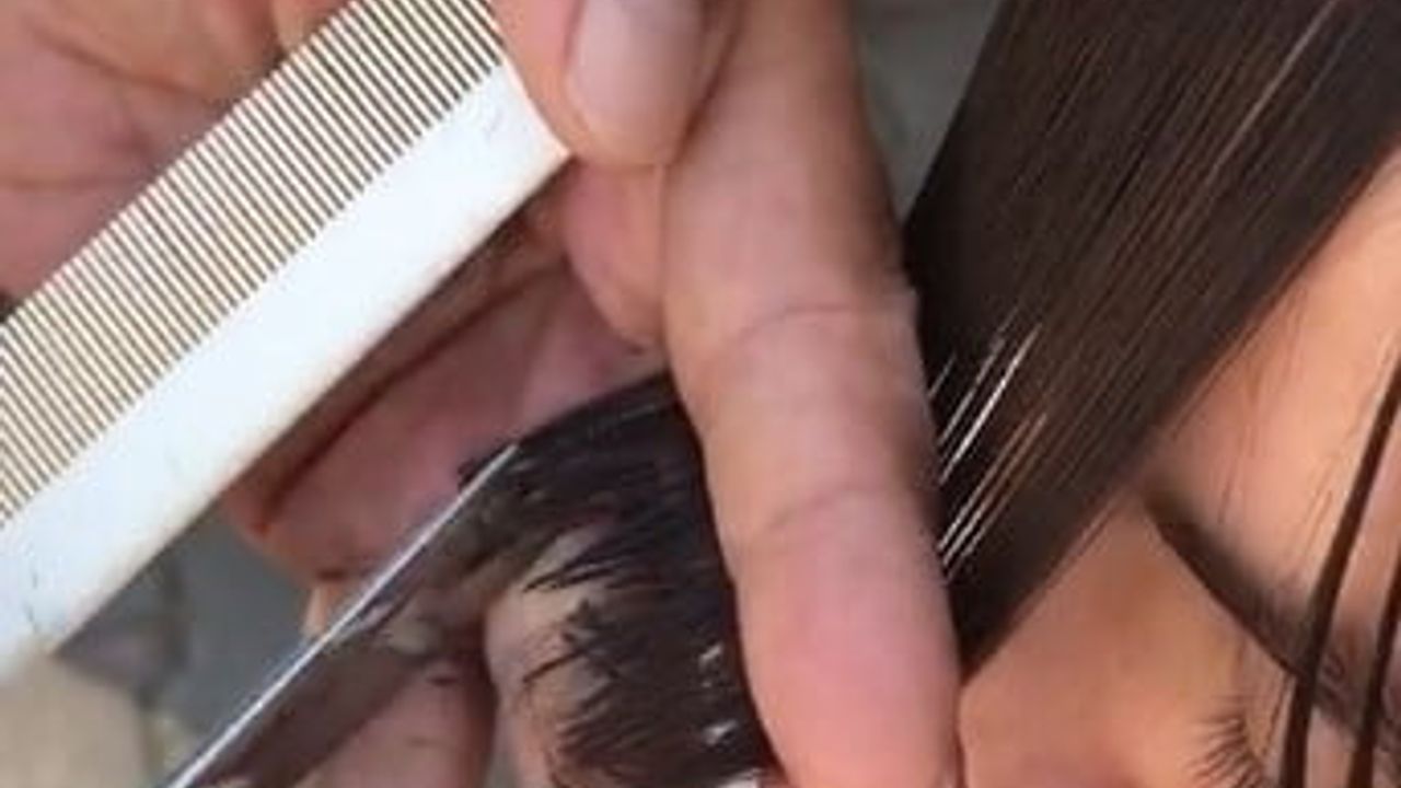 Eskişehirli Kuaför İsmail Kızıl 'Köyde Güzellik Var' ile Kız Çocuklarını Ücretsiz Tıraş Ediyor