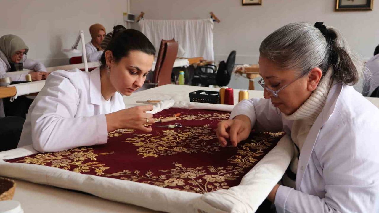 Eskişehirli Ustalar Hafsa Ayşe Sultan’ın Puşidesini Yeniliyor