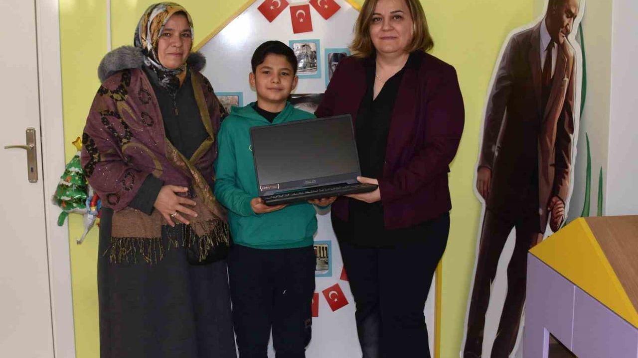 ESOGÜ sergisi hayali gerçekleştirdi: Kanseri yenen 9,5 yaşındaki B.S.'ye dizüstü bilgisayar
