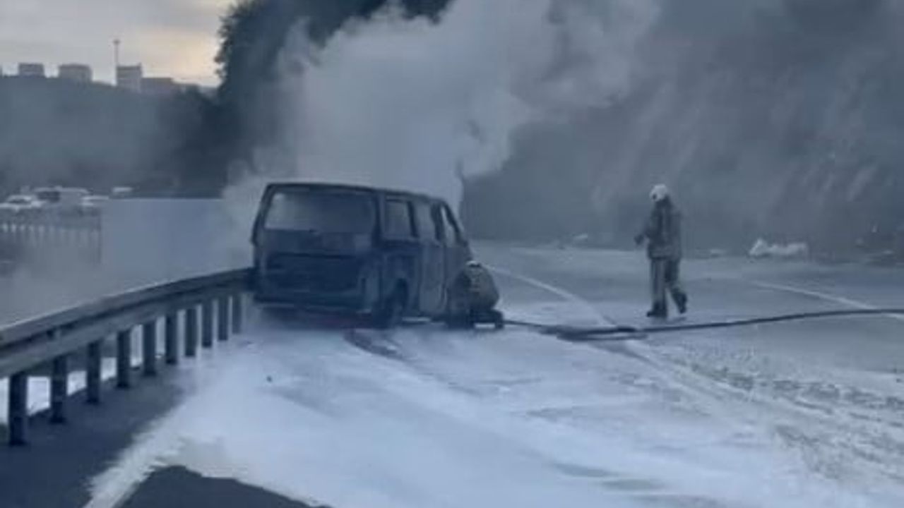 Eyüpsultan'da Seyir Halindeki Panelvan Alev Aldı — İtfaiye Müdahale Etti