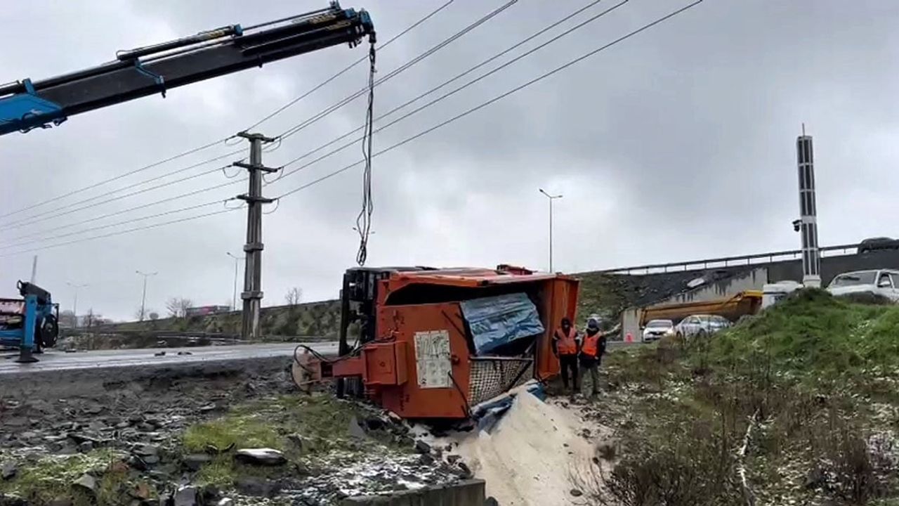 Eyyüpsultan'da kar küreme aracı buzlu yolda devrildi: 1 yaralı