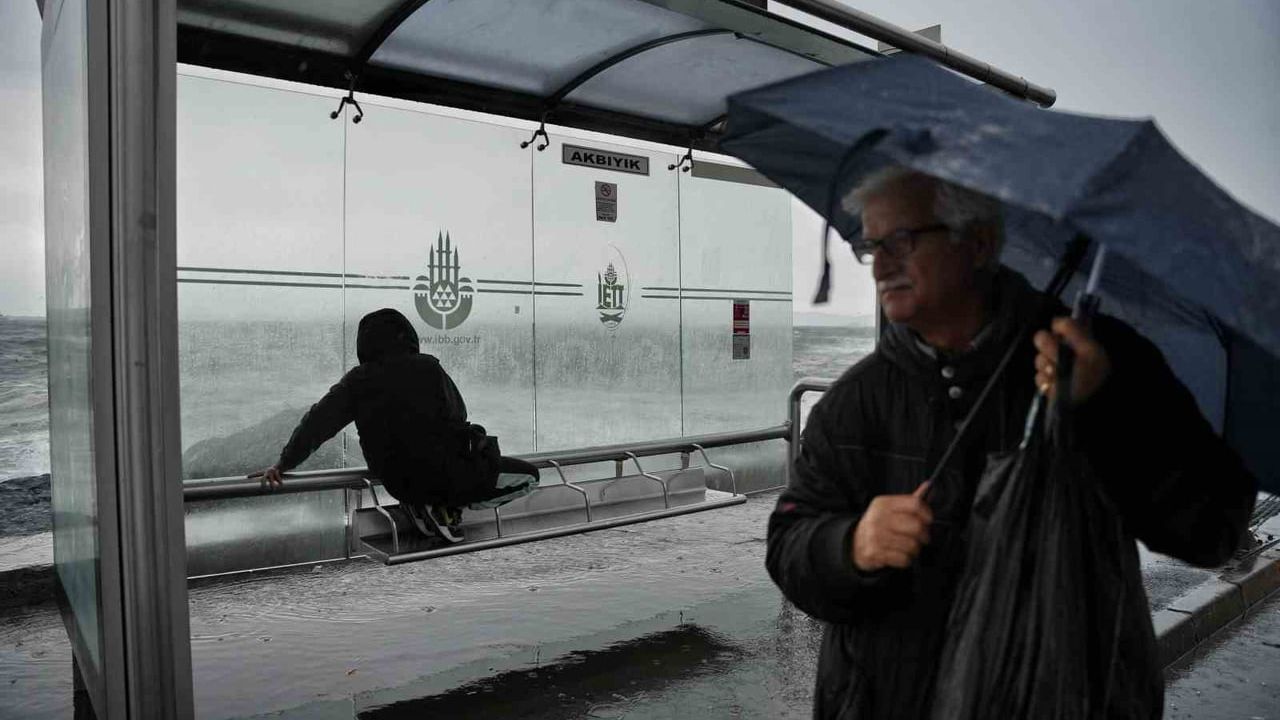 Fatih Sahilinde Şiddetli Lodos: Vatandaşlar Fotoğraf Yarışında