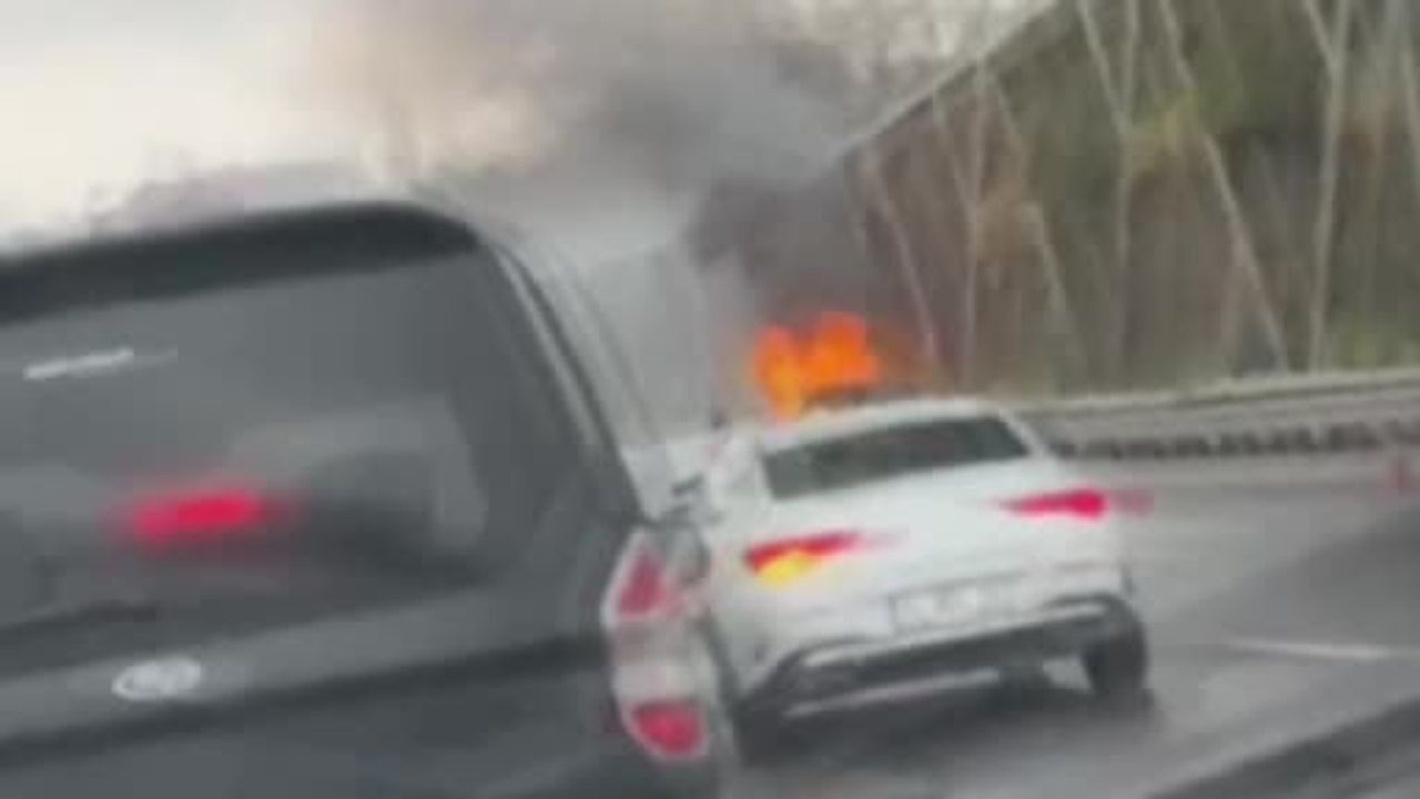 Fatih'te Otomobil Motor Yangını: Araç Kullanılamaz Hale Geldi