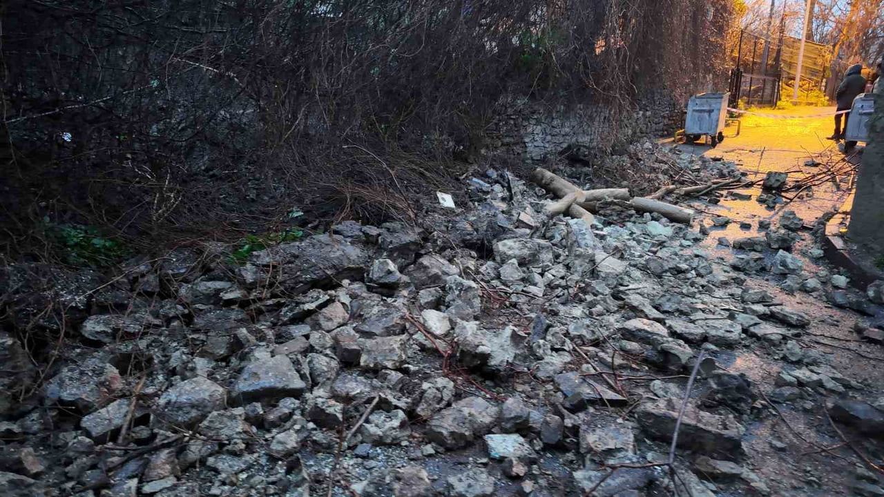 Fatih'te Sağanakta İstinat Duvarı Çöktü — İtfaiye Otobüsle Zorlandı