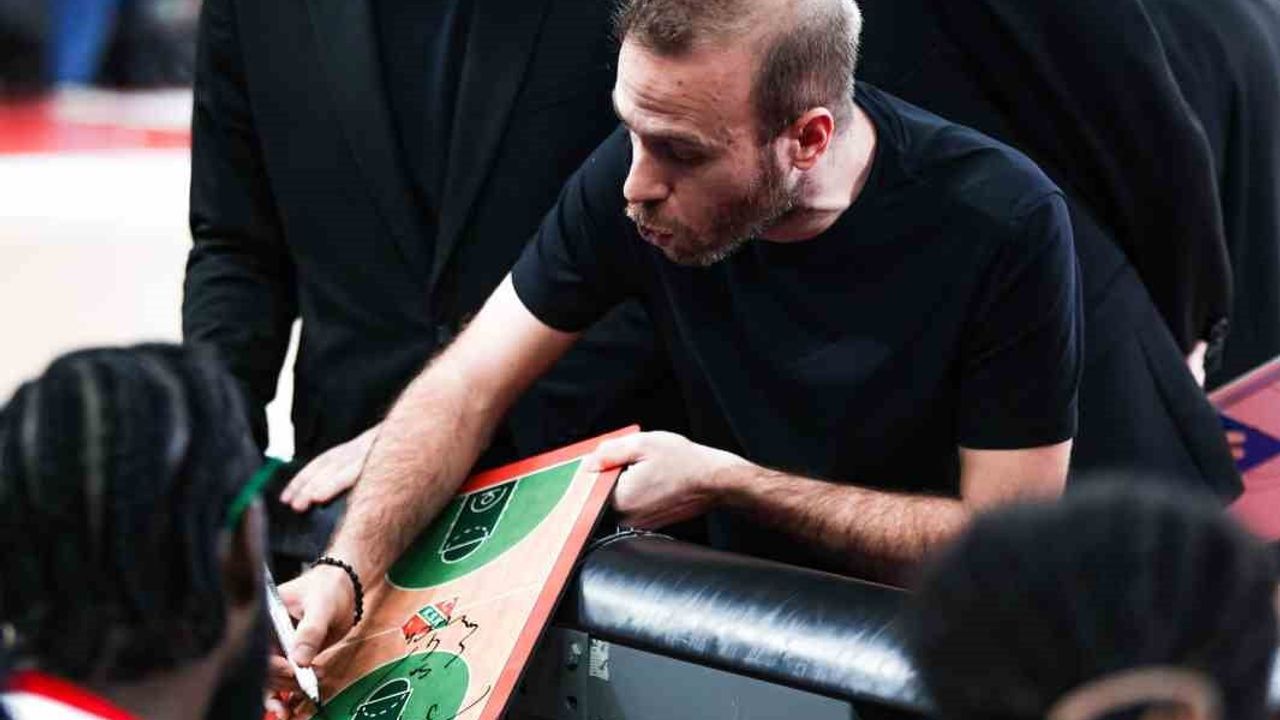 Fenerbahçe 91-55 ile Karşıyaka'yı Yendi