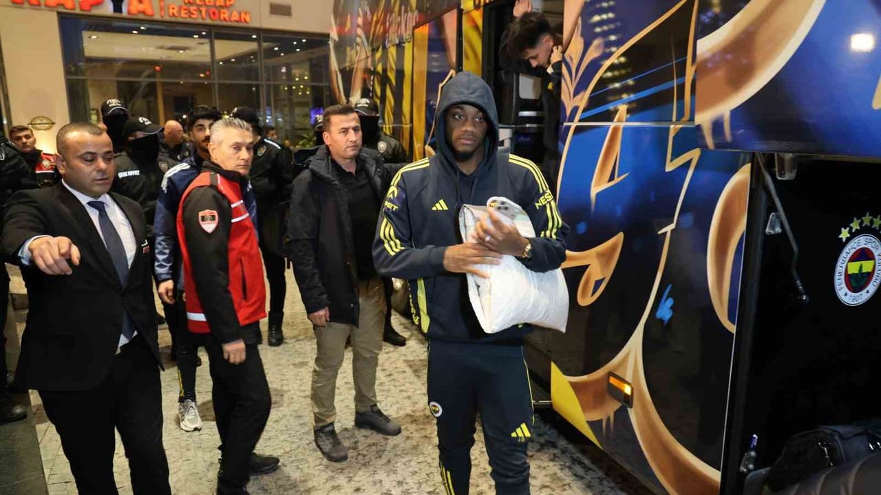 Fenerbahçe Adana'da: Turkcell Süper Kupa Yarı Finali Öncesi Kafile Şehirde