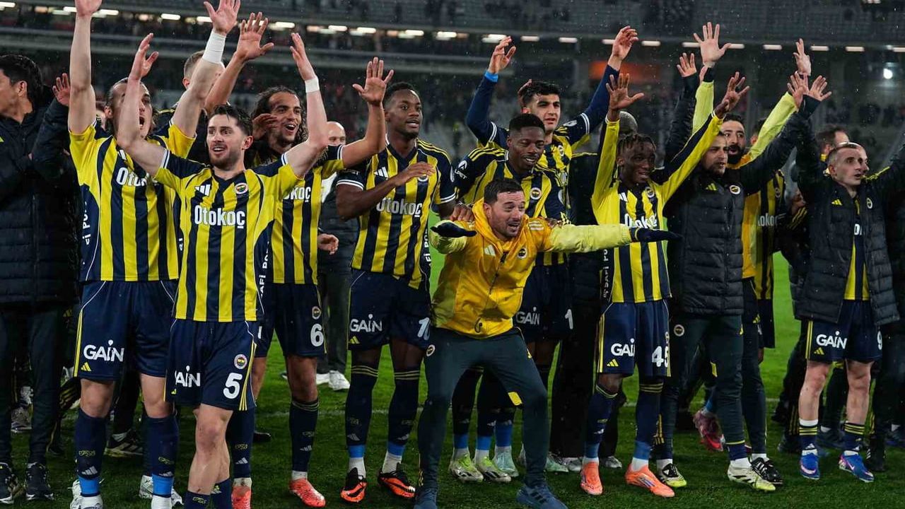Fenerbahçe, Turkcell Süper Kupa'yı Taraftarıyla Kutladı