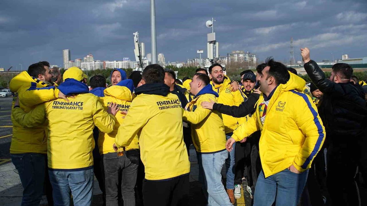 Fenerbahçeli Taraftarlar Süper Kupa Finali İçin Stada Akın Etti