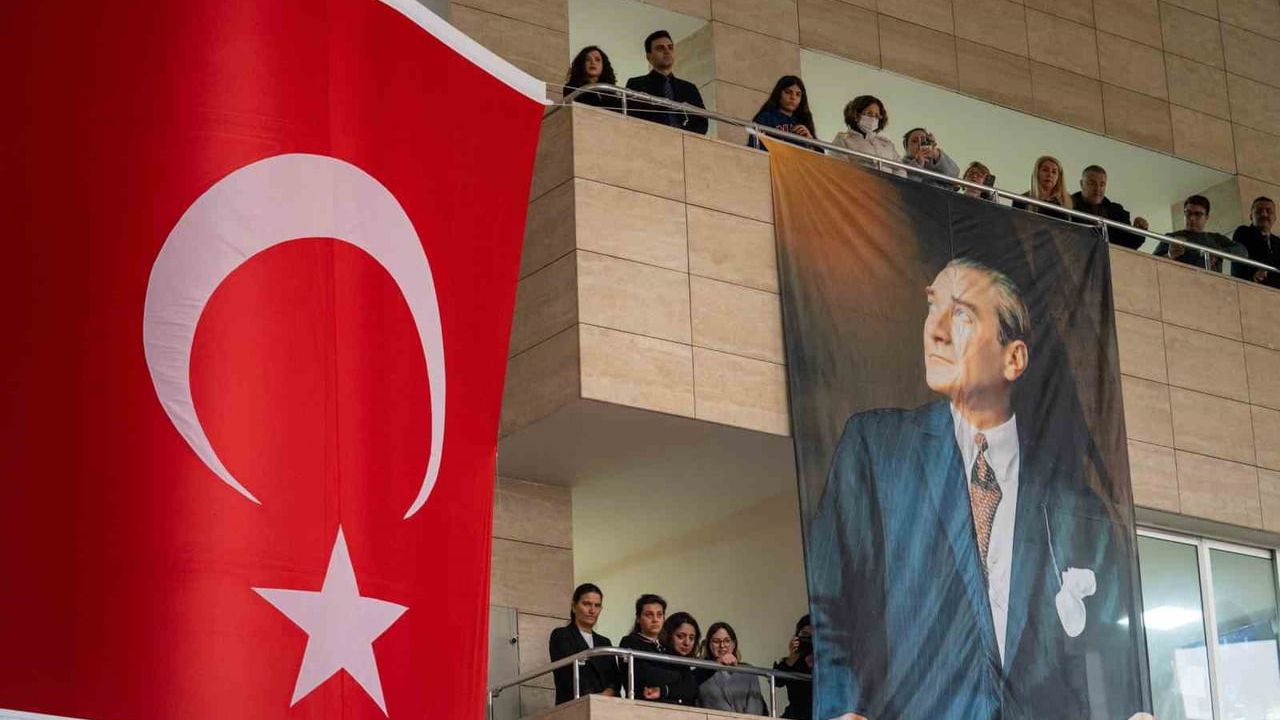 Fethi Sekin İzmir Adliyesi'nde Karanfillerle Anıldı