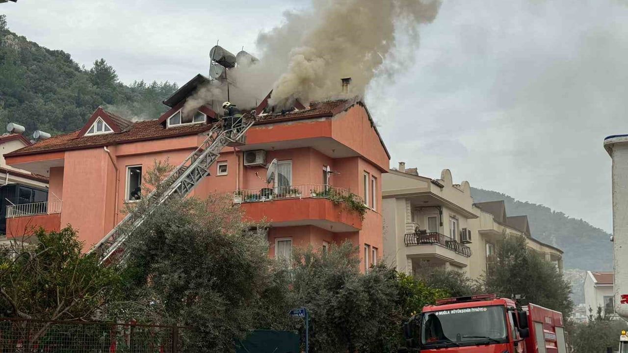 Fethiye'de Çatı Katı Yangını: 3 Katlı Evde Büyük Hasar