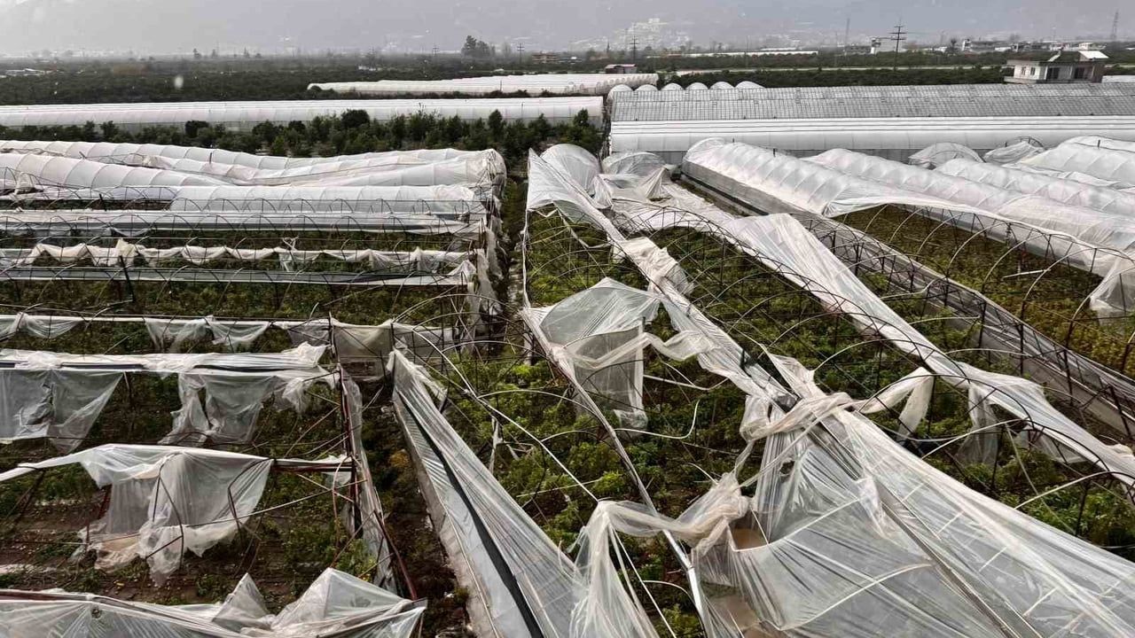 Finike'de Hortum 120 Dönüm Serayı Vurdu: 42 Çiftçi Etkilendi