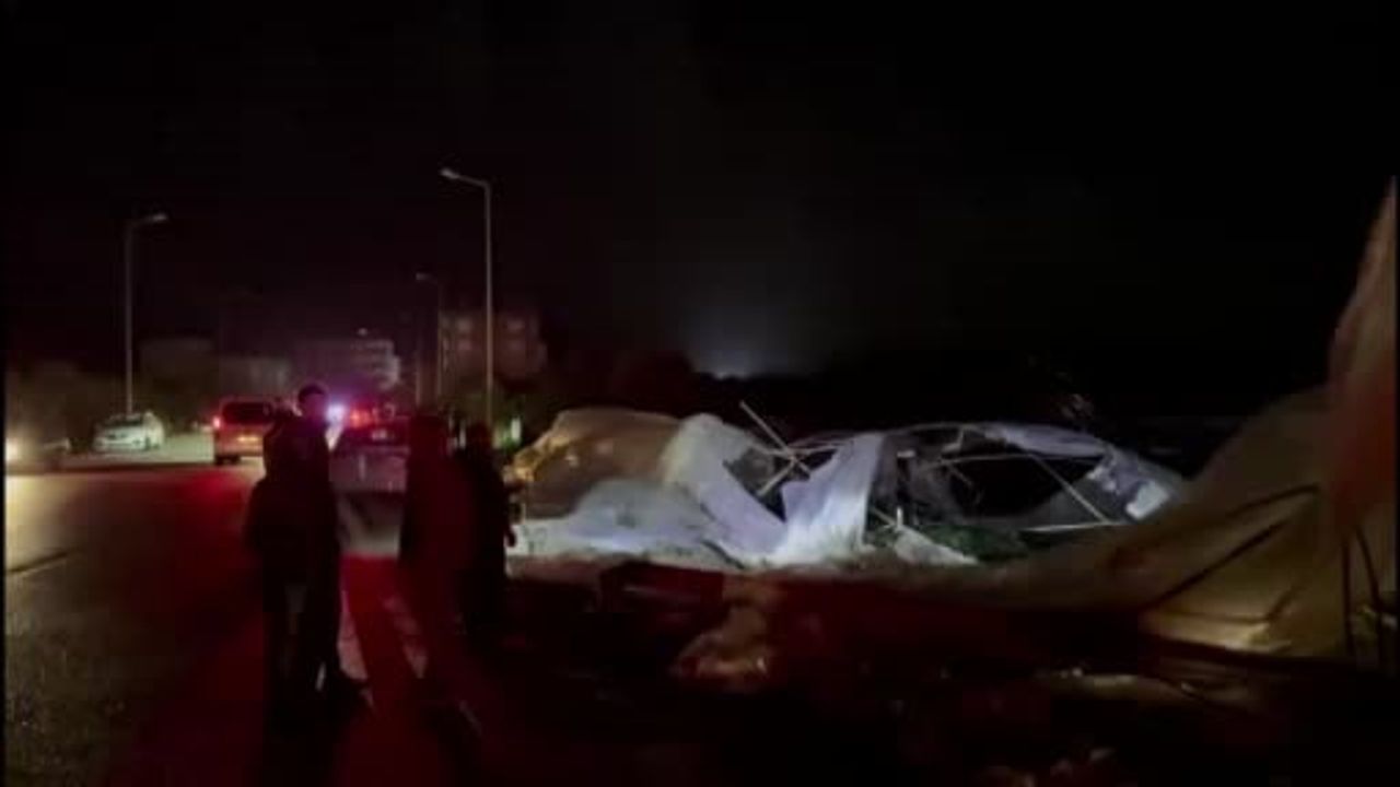 Finike'de Hortum Seraları ve Enerji Nakil Hatlarını Vurdu