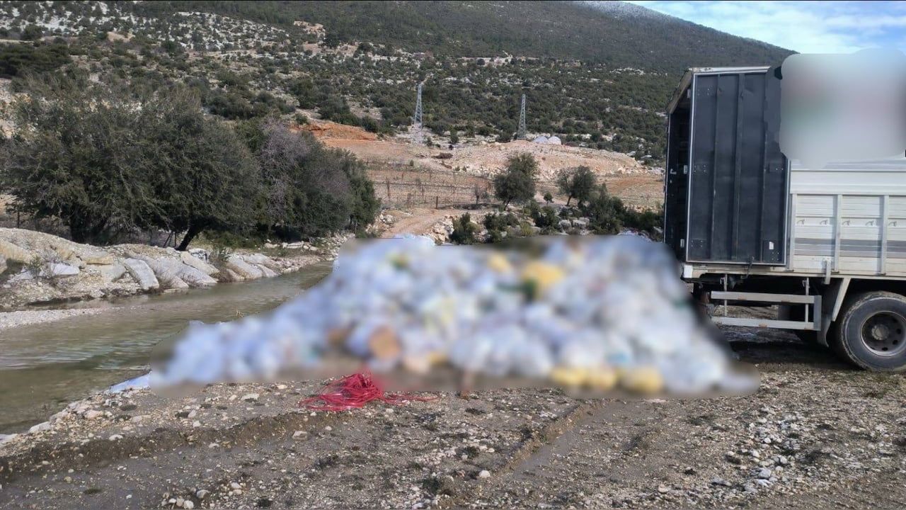 Finike'de Kamyonla Plastik Atık Dökümü: Jandarma Adli İşlem Başlattı