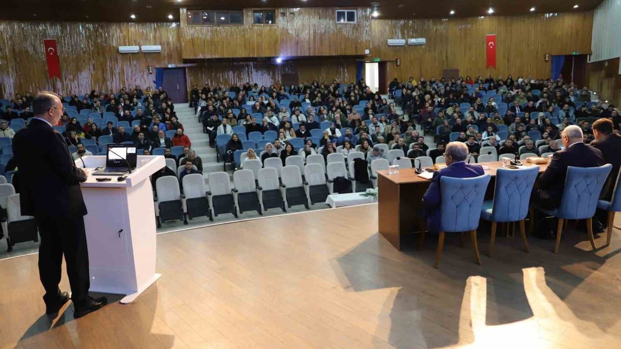 Fırat Üniversitesi Rektörü Prof. Dr. Fahrettin Göktaş akademik personelle toplantıda