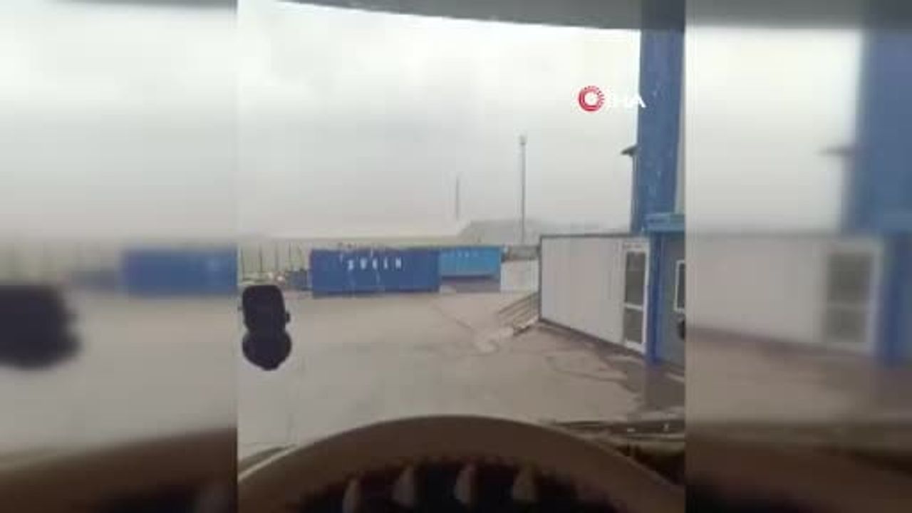 Fırtına Ambarlı Limanı'nda Konteyneri Savurdu: İşçinin Düşme Anı Kamerada