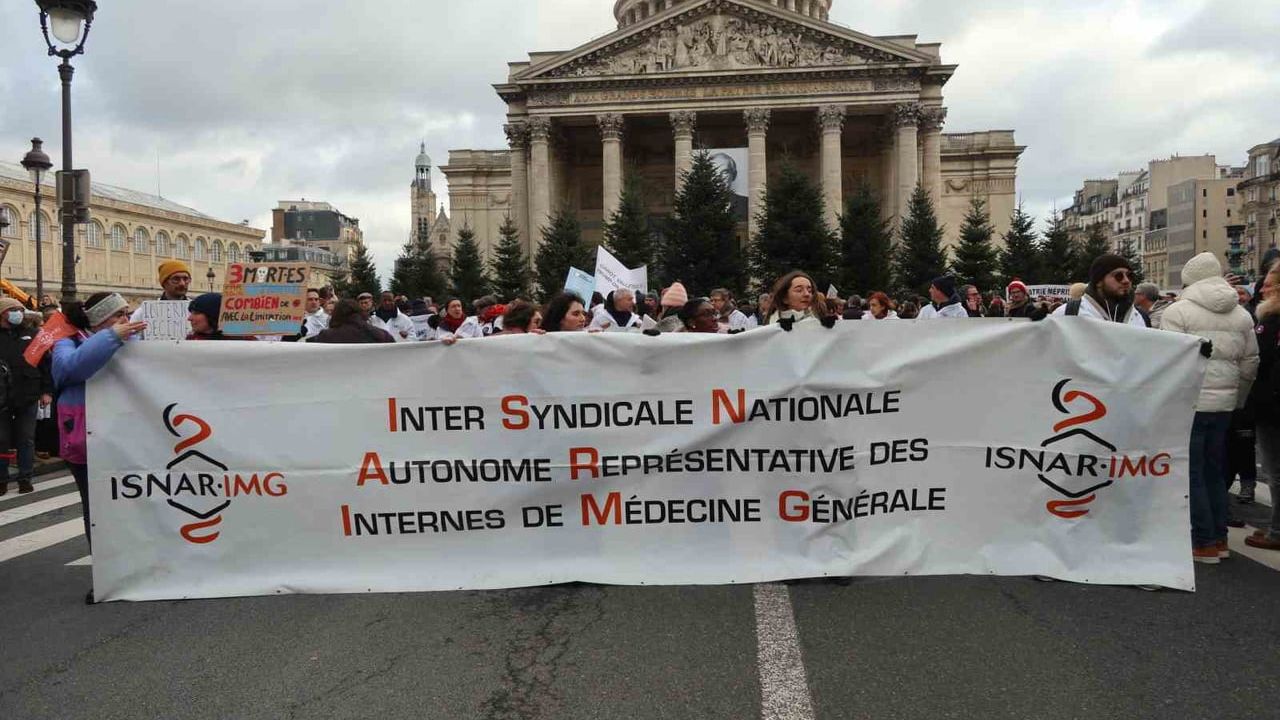 Fransa'da Aile Hekimleri 10 Günlük Grevle Paris'i Doldurdu