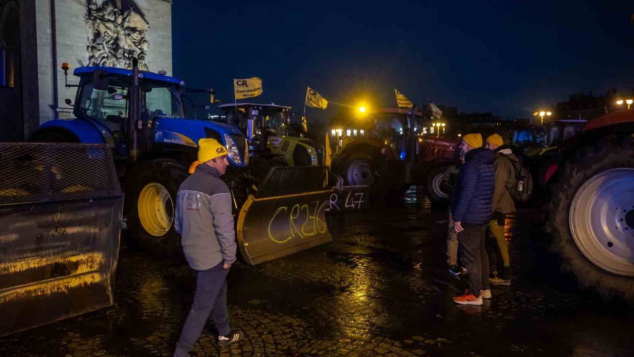 Fransız Çiftçiler Traktörleriyle Paris’i Abluka Altına Aldı — AB-Mercosur Protestosu