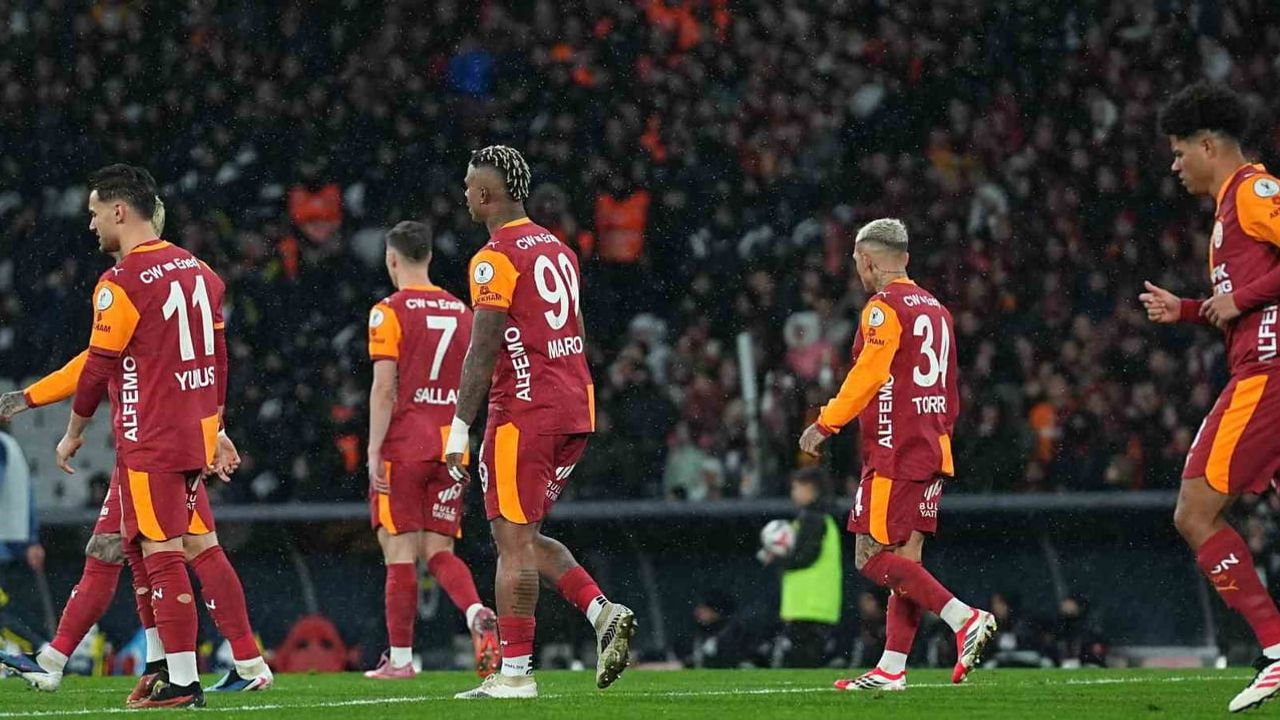 Galatasaray, Süper Kupa Finalinde Fenerbahçe'ye 4 Maç Sonra Yenildi