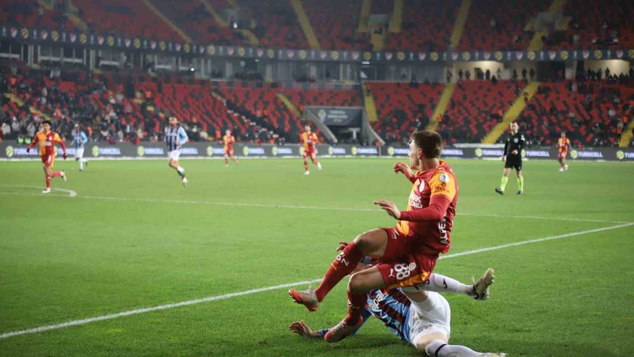 Galatasaray Turkcell Süper Kupa'da Finale Yükseldi: Trabzonspor 4-1