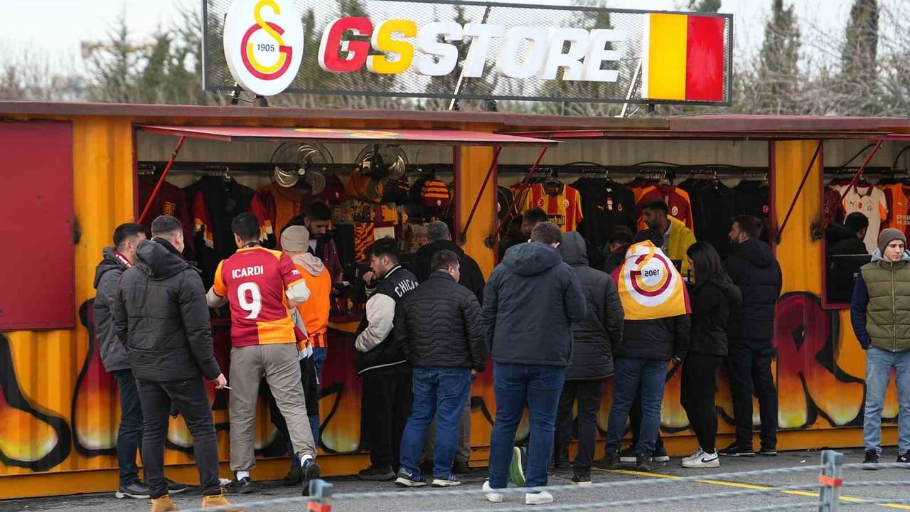 Galatasaraylı Taraftarlar Süper Kupa Finali İçin Olimpiyat Stadyumu'nda