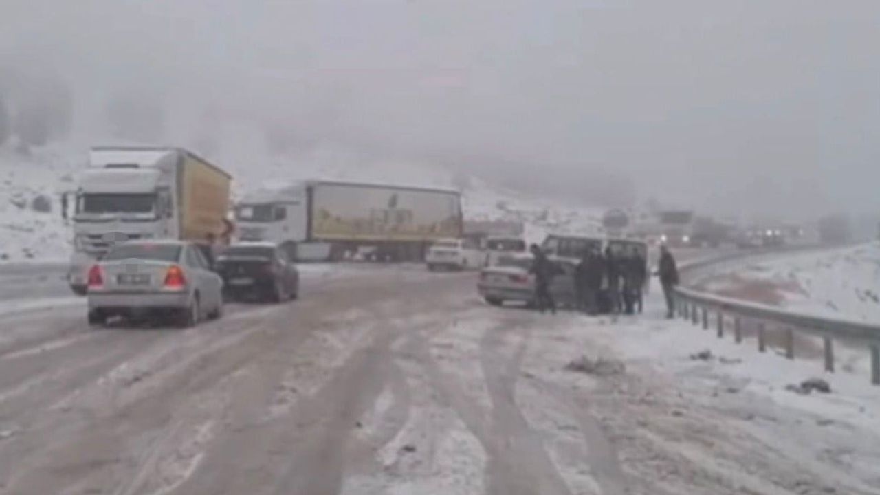 Gaziantep-Araban yolunda kar esareti: Karadağ Geçidi'nde çok sayıda araç mahsur kaldı