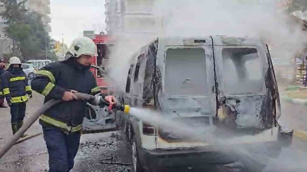 Gaziantep Nizip'te Park Halindeki Ticari Araç Alev Aldı