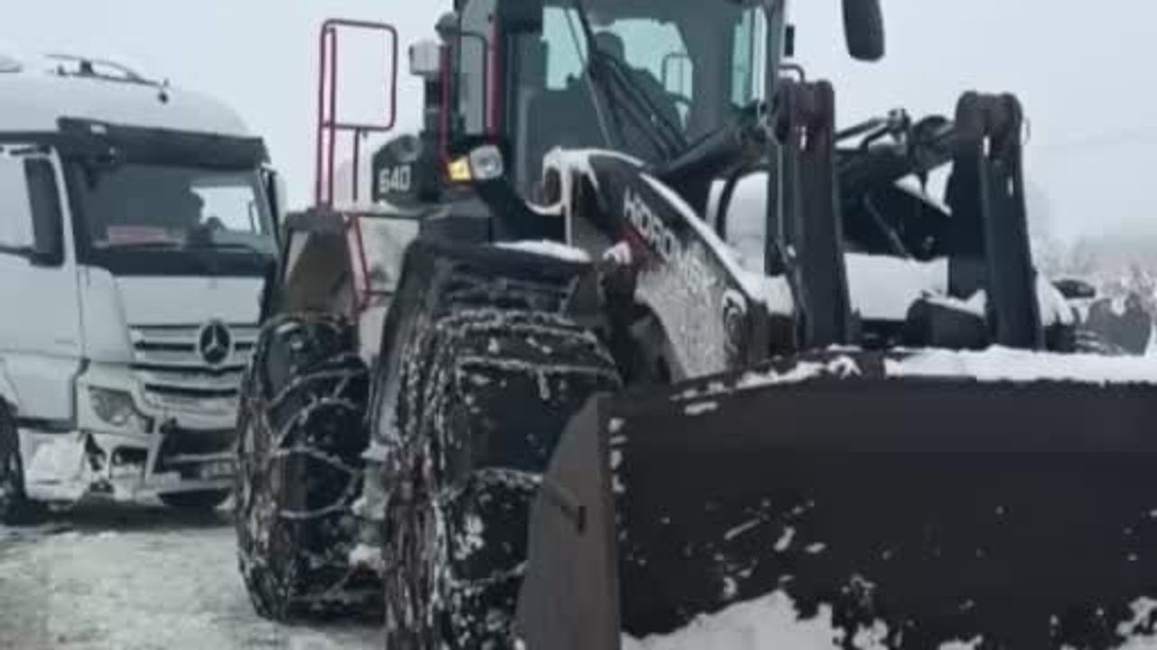 Gaziantep-Nurdağı D-400'de Karla Saplanan Tır Trafiği Kilometrelerce Durdurdu