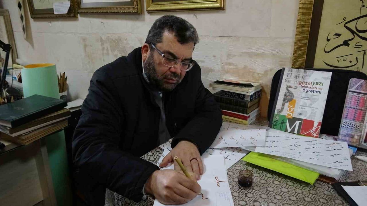 Gaziantep’te 40 Yıllık Hattat Mehmet Bali Mecidiye Han’da Yeni Nesil Hattatlar Yetiştiriyor