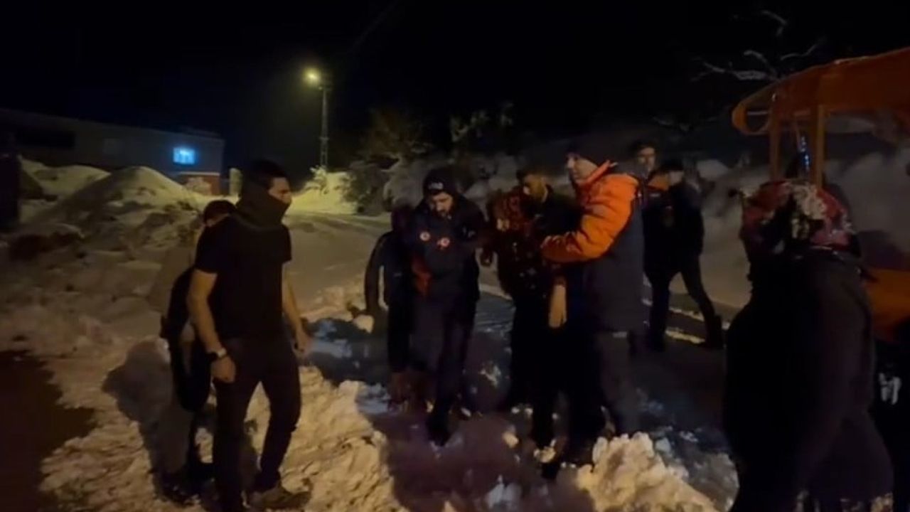 Gaziantep'te AFAD Paletli Araçla Hasta Kadını Kurtardı