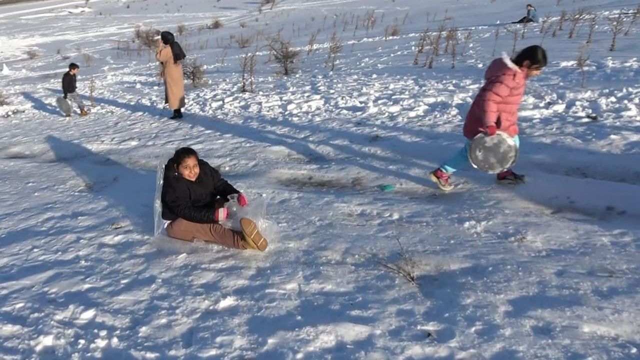 Gaziantep'te Çocuklar Tepsi, Poşet ve Leğenle Kayak Keyfi