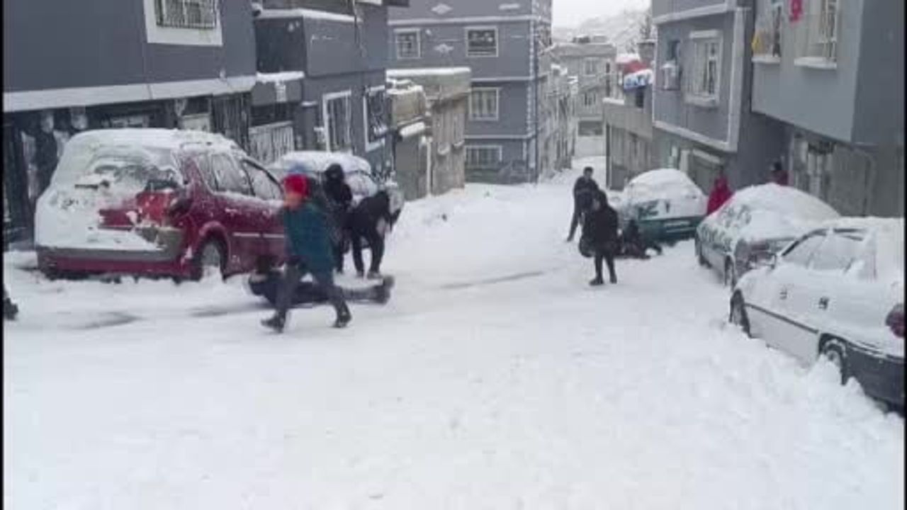 Gaziantep’te Çocukların Kar Keyfi: Tepsi, Poşet, Leğen ve Tahta ile Kayak