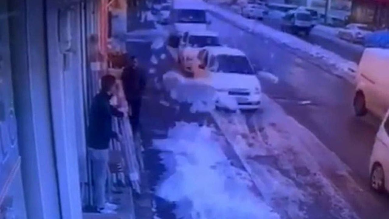 Gaziantep'te Hayat Kurtaran Uyarı: Çatıdaki Kar Son Anda Düştü