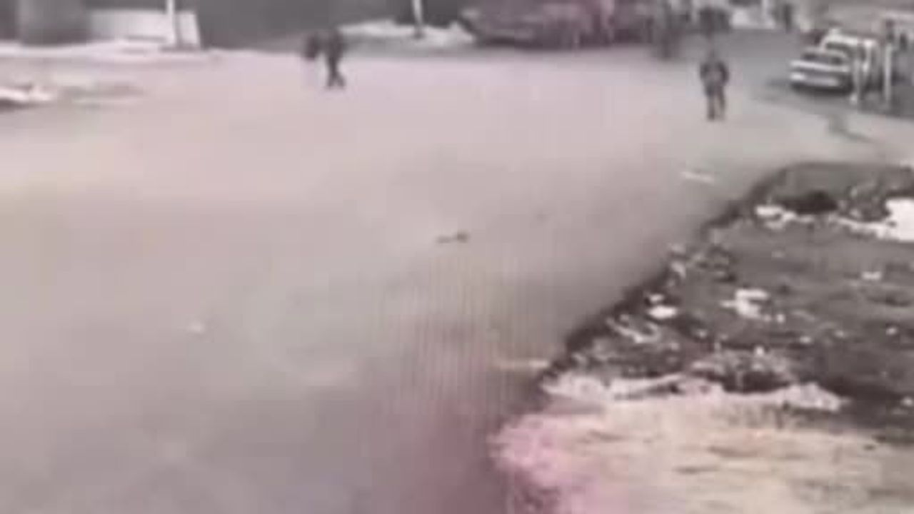 Gaziantep'te İlginç Kaza: Hafif Ticari Araç Motosiklete, Motosiklet Yayaya Çarptı