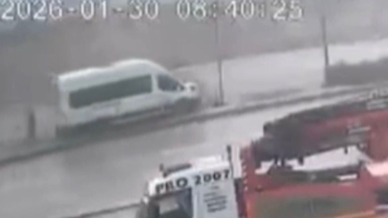 Gaziantep'te İşçi Servisi Refüje Çıktı: Ölümden Saniyelerle Kurtulan Yaya Kamerada