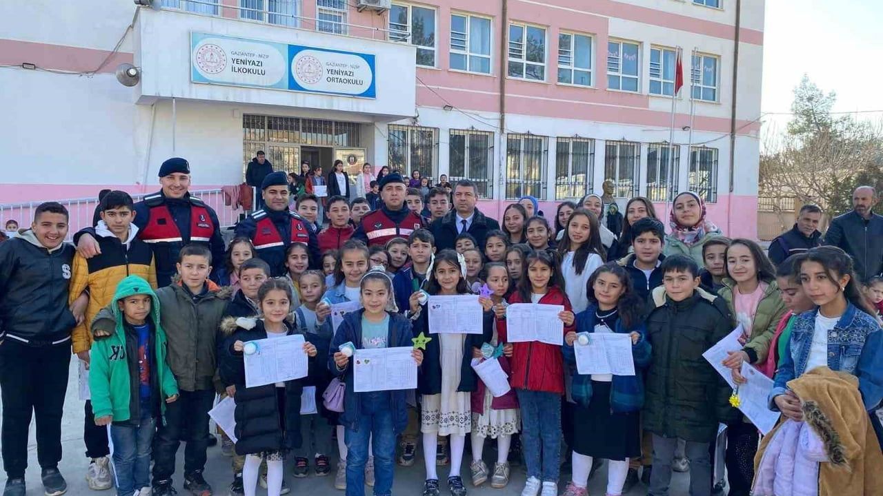Gaziantep'te Jandarma Öğrencilerin Karne Heyecanına Ortak Oldu