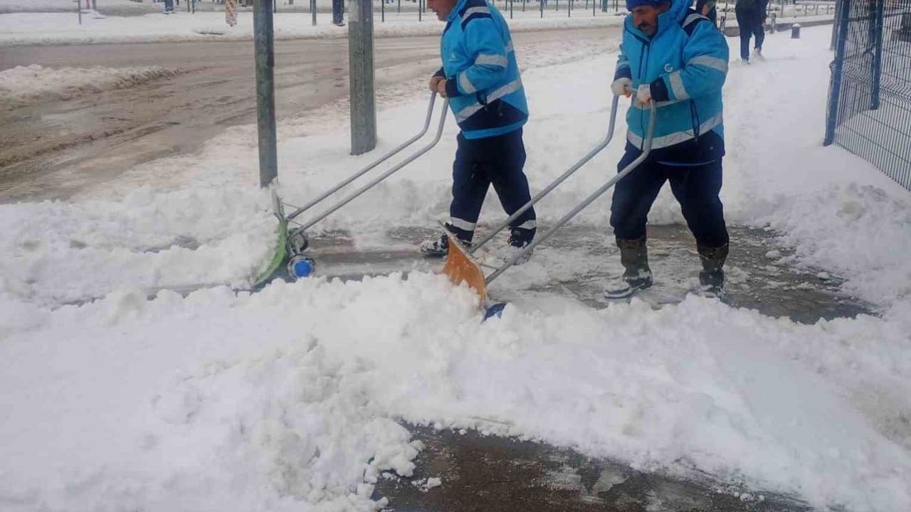 Gaziantep’te Kaldırımlarda Yaya Güvenliği İçin Karla Mücadele Aralıksız