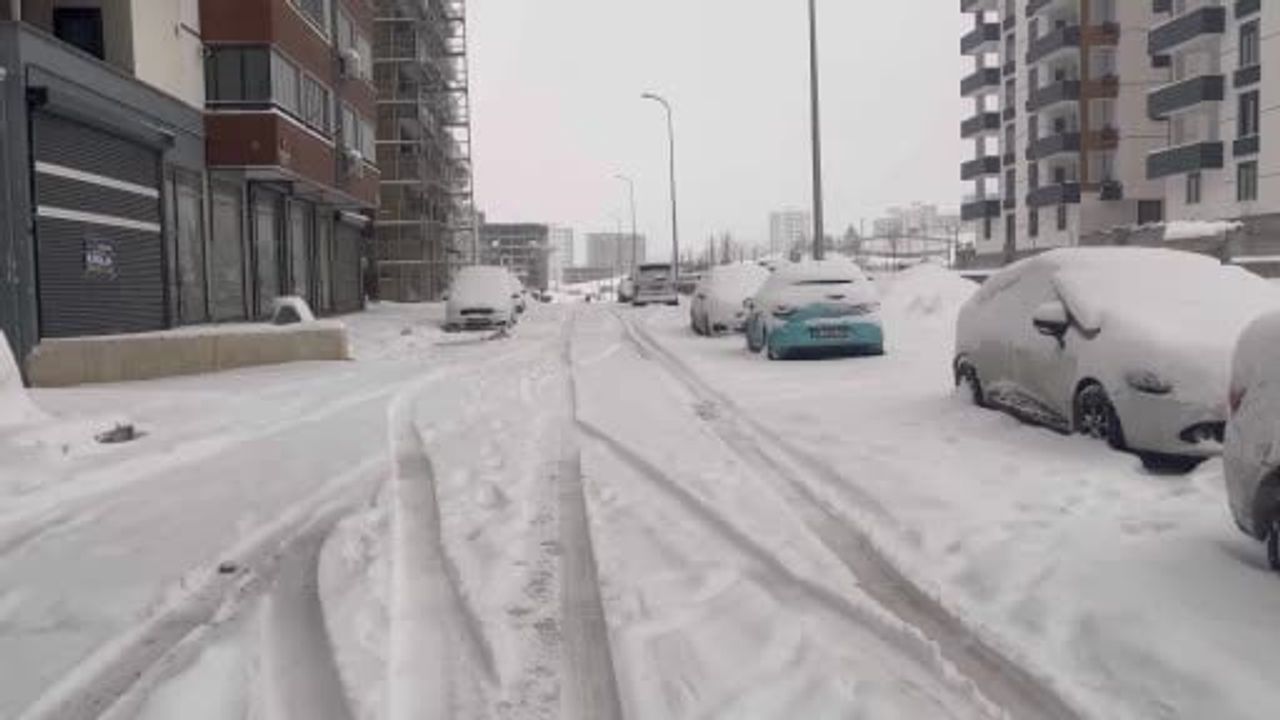 Gaziantep'te Kar Yağışı Sürüyor: Merkez 20 cm, Kırsal 35-40 cm