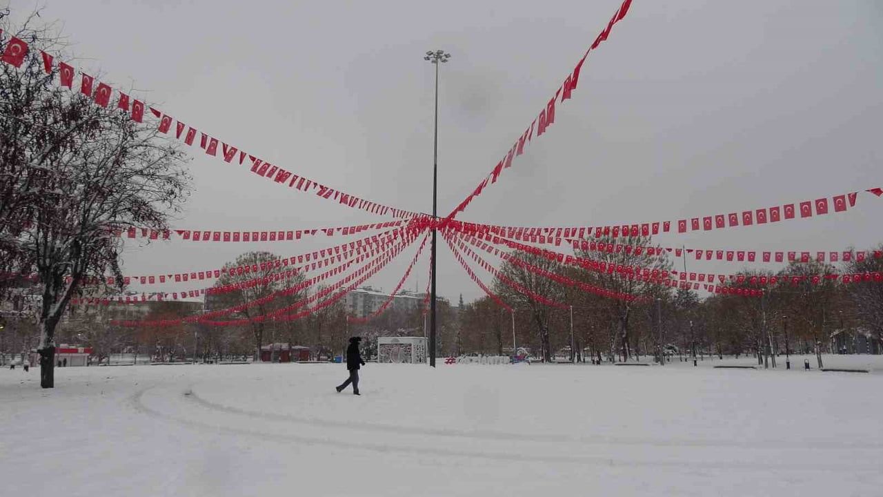 Gaziantep'te Kar Yağışı Yılbaşı Tatiliyle Sokakları Boşalttı