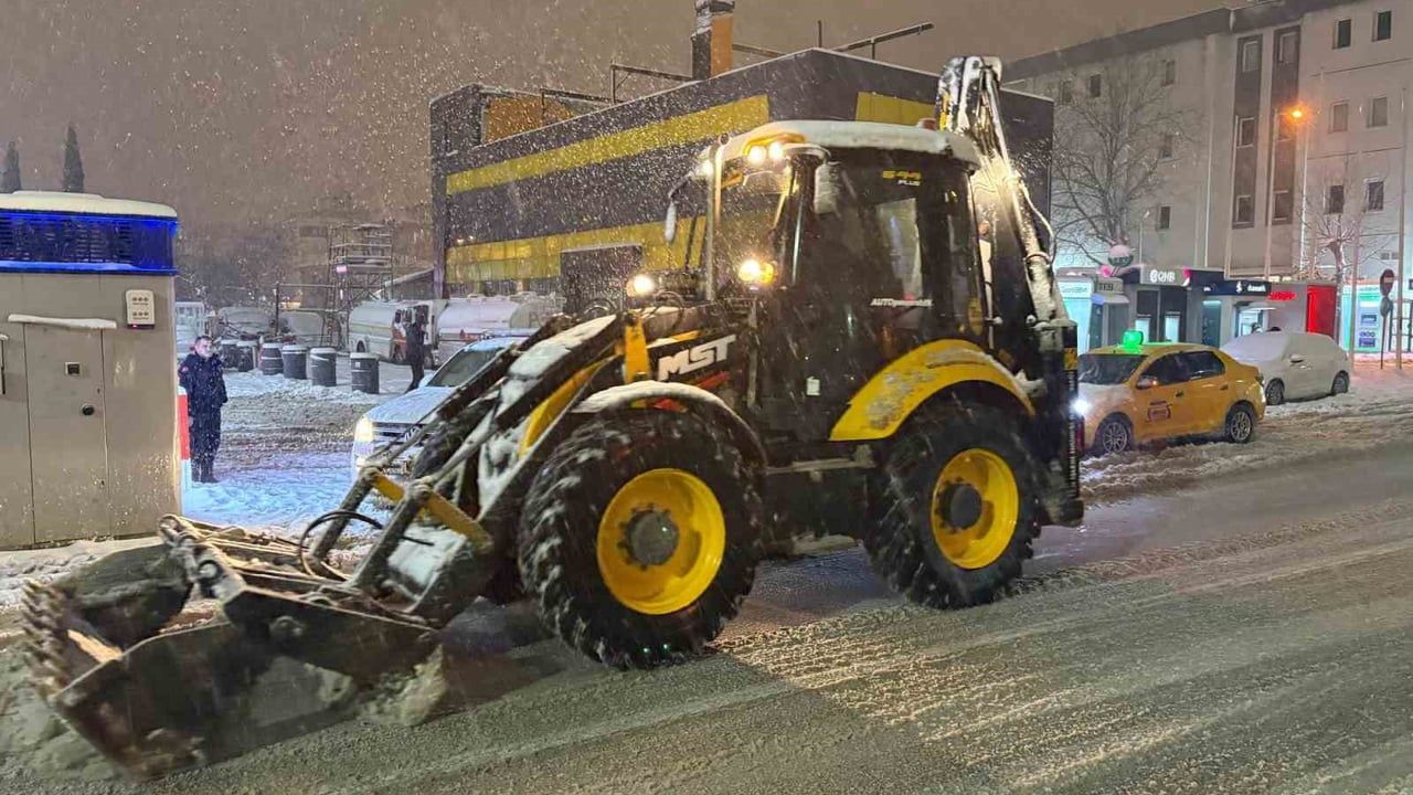 Gaziantep'te Karla Mücadele: Kapanan Yollar Gece Boyunca Açıldı
