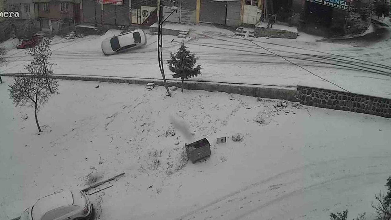 Gaziantep’te karlı yolda feci kaza: Kaldırıma çarpan araç devrildi