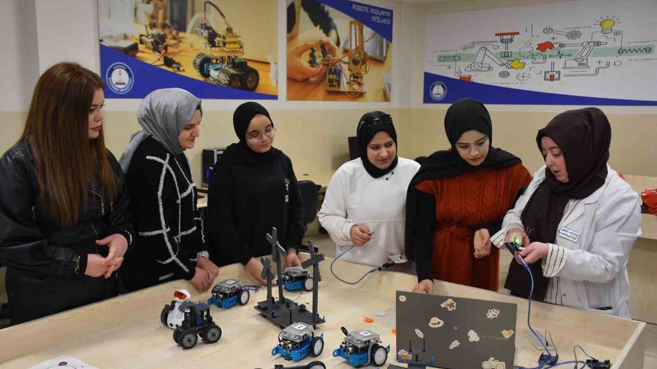Gaziantep’te Robotik Kodlama Atölyesi: Anneler ve Kızları 3D Yazıcıyla Geleceği Tasarlıyor