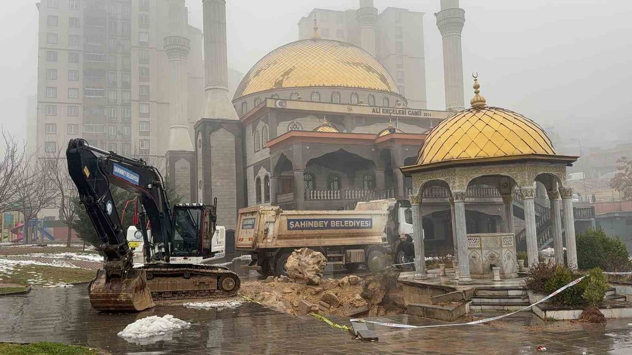 Gaziantep’te Sağanak Sonrası Ali Erçelebi Cami Avlusu Çöktü