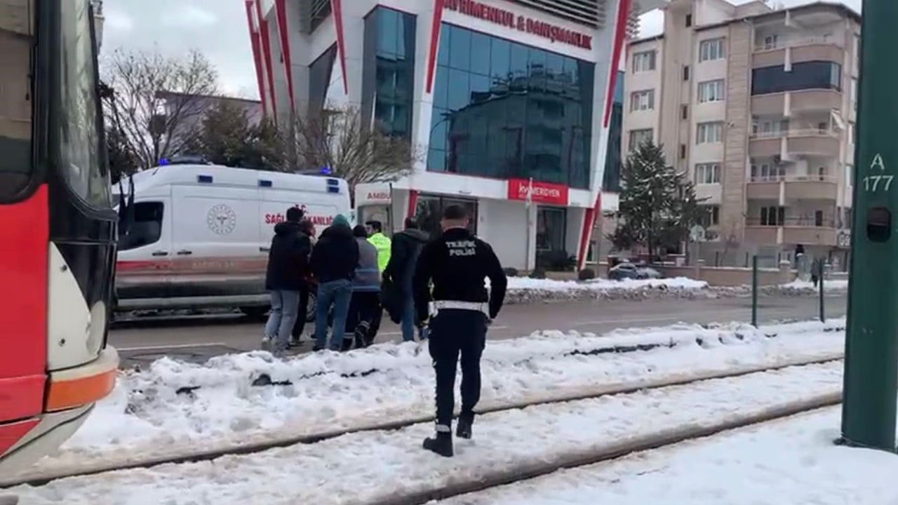 Gaziantep'te Tramvayın Çarptığı Adam Yaralandı