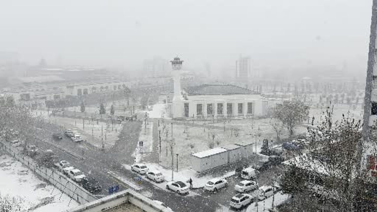 Gaziantep'te Yoğun Kar Yağışı Kent Merkezini Beyaza Bürüdü