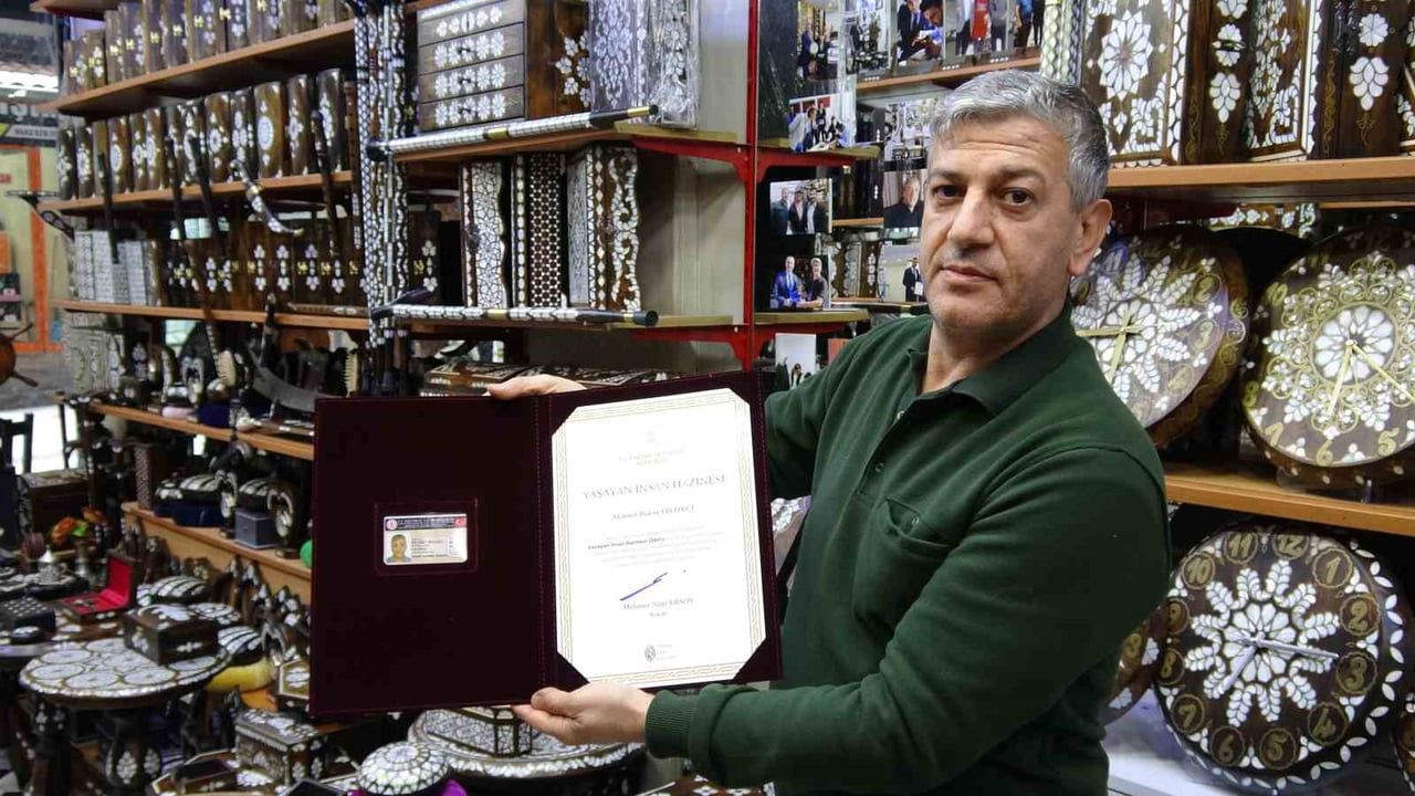 Gaziantepli Sedef Ustası Mehmet Bülent Fıstıkçı'ya 'Yaşayan İnsan Hazineleri' Ödülü