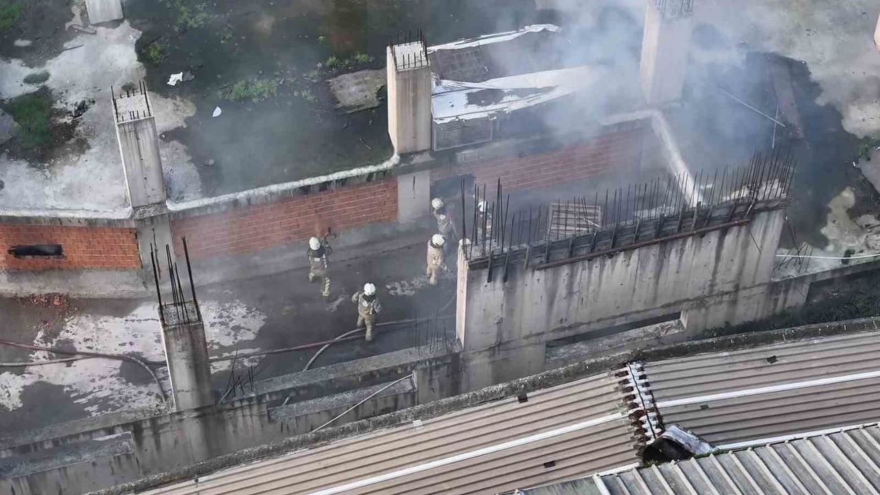 Gaziosmanpaşa'da avize atölyesi deposunda yangın — İtfaiye balyozla müdahale etti