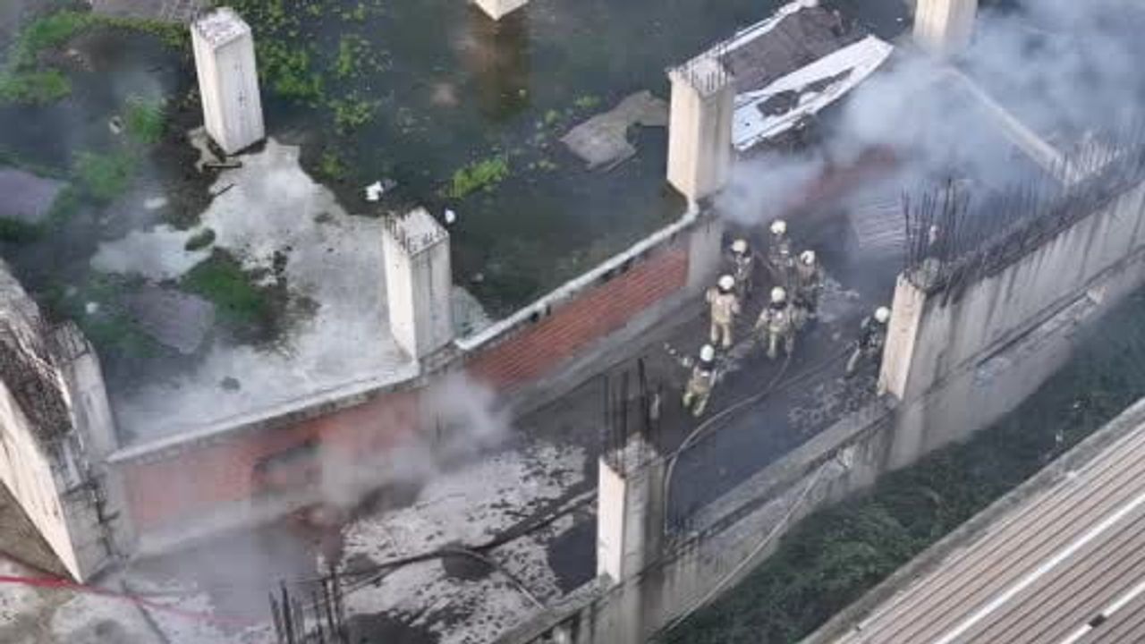 Gaziosmanpaşa'da İş Yerinde Yangın: İtfaiye Balyozla Müdahale, Dron Görüntüleri