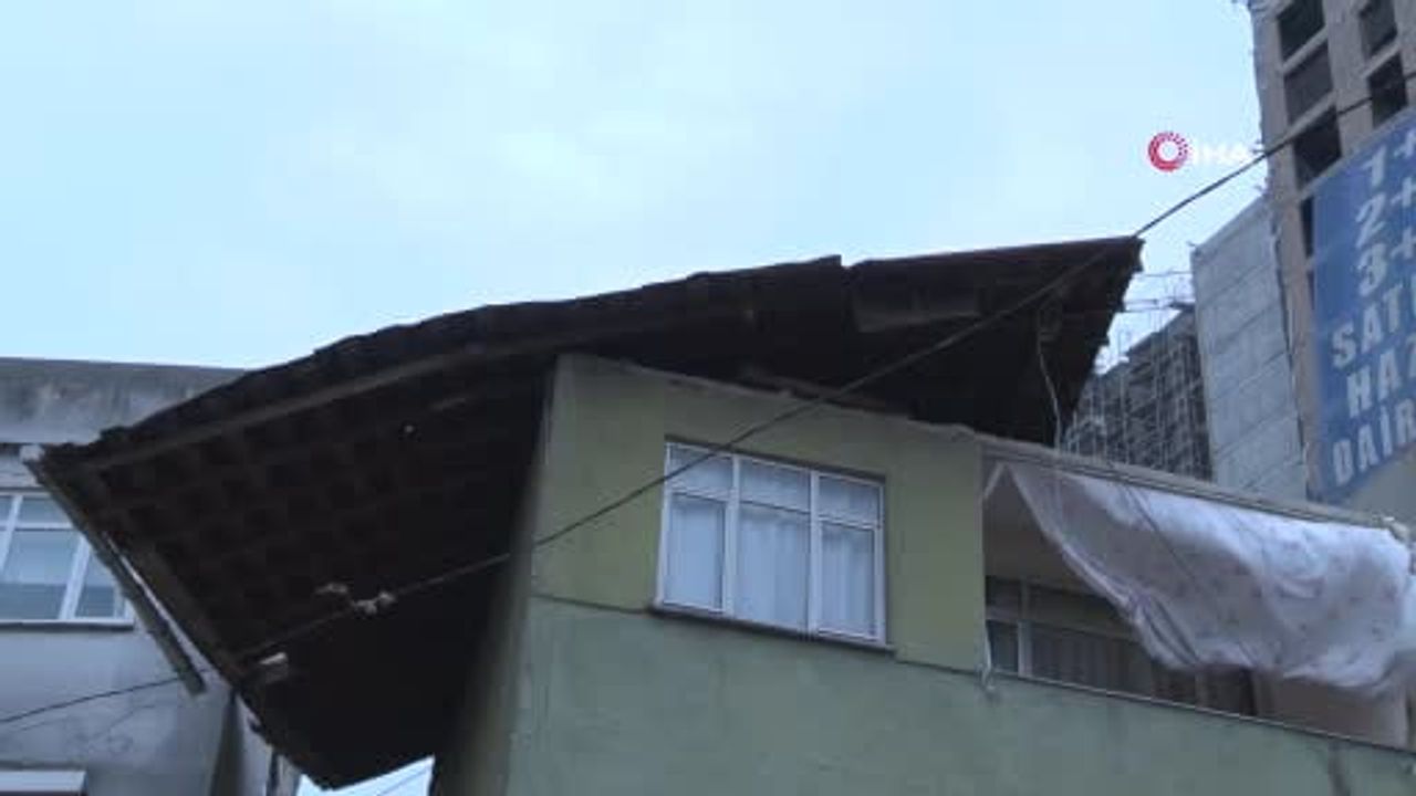 Gaziosmanpaşa'da Lodos Çatıyı Uçurdu: 2 Otomobil Hasar Gördü