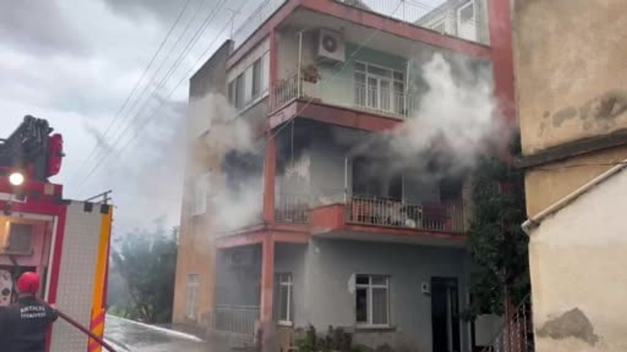 Gazipaşa'da 3 Katlı Binanın 2. Katında Yangın: Komşular Dumandan Etkilendi