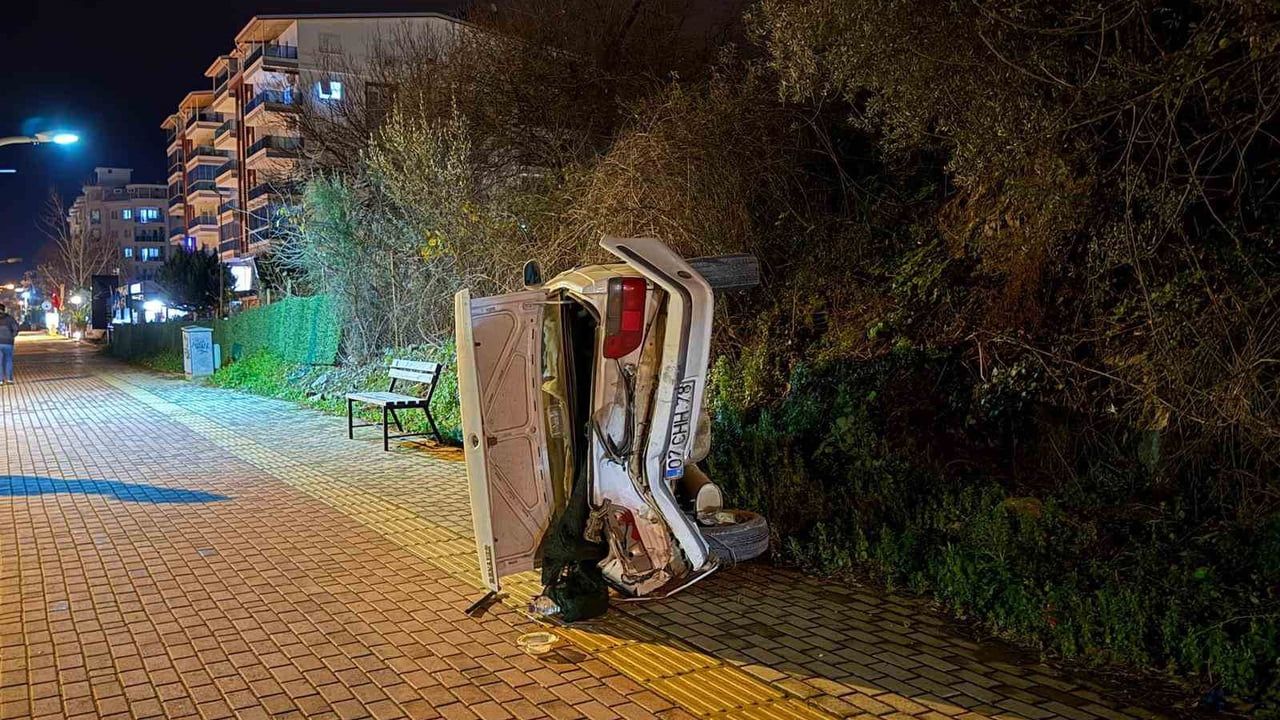 Gazipaşa'da Kaçan Sürücü Park Halindeki Araca Çarptı
